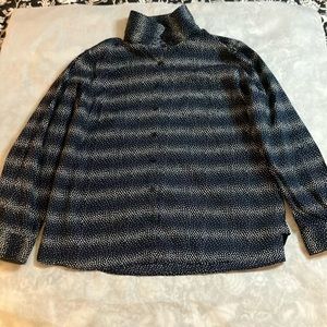 Tommy Hilfiger button up long sleeve shirt with optional roll up cuffs.